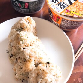 すりごまたっぷり ごま香る悪魔のおにぎり レシピ 作り方 By ミートソース 楽天レシピ すりごまたっぷり ごま香る悪魔のおにぎり レシピ 作り方 By ミートソース 楽天レシピ